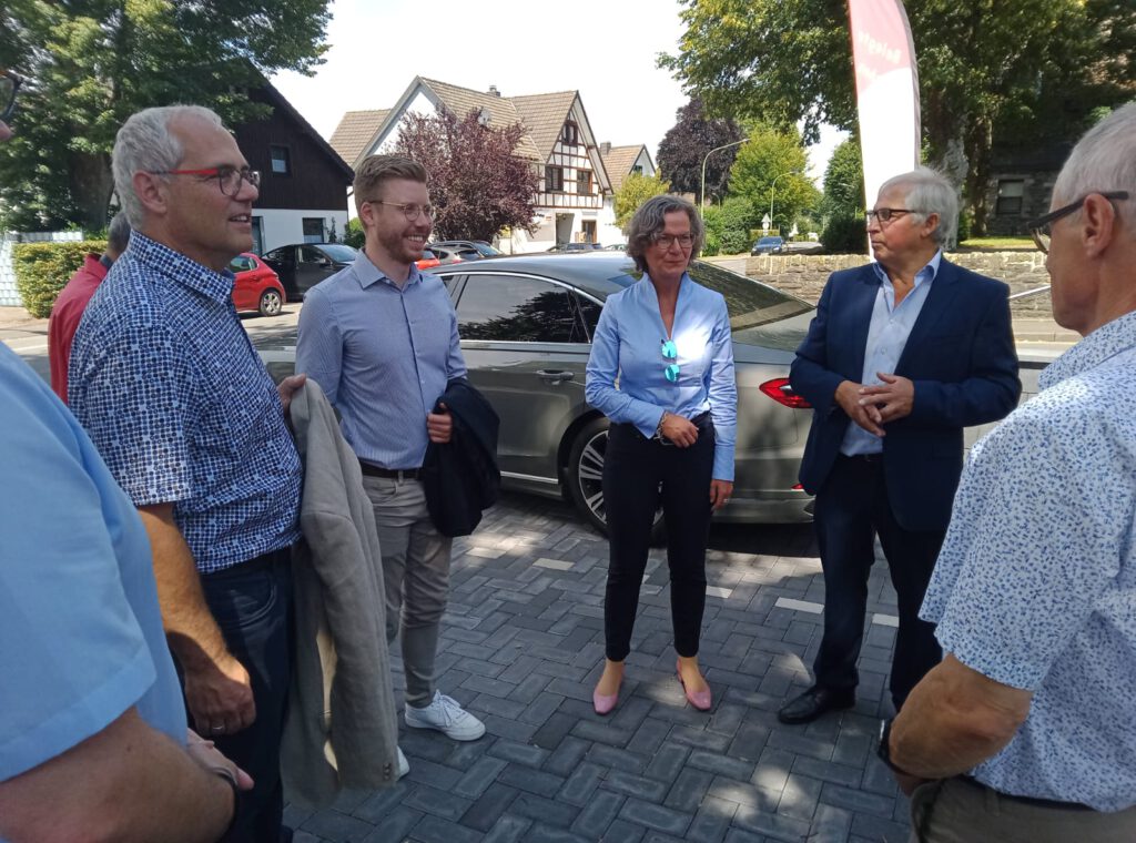 Ministerin Scharrenbach zu Besuch im Dorfladen Rollesbroich um sich den aktuellen Stand anzuschauen.